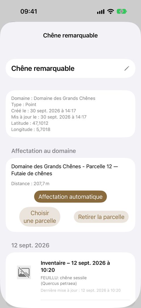À gauche, Historiques et son filtre par parcelle ; à droite, le détail d'une observation : sa fiche, son rattachement, puis les éléments collectés groupés par date.